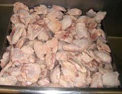 Aproape 150 de kg de carne de pasăre vrac, retrasă din magazinele sucevene de către inspectorii OJPC