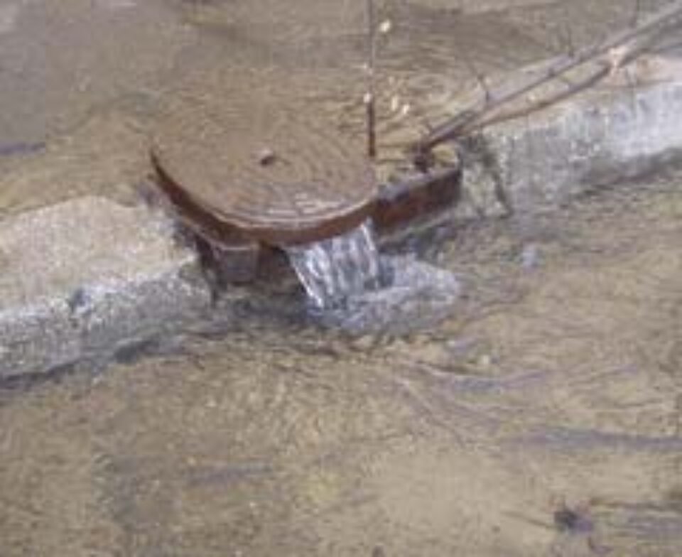 O avarie la rețeaua de distribuție a lăsat ieri locuitorii de pe două străzi din centrul municipiului fără apă