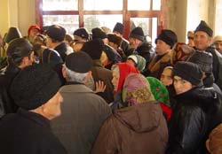 Sucevenii se „calcă în picioare” pentru a-și vinde acțiunile deținute la SIF Moldova