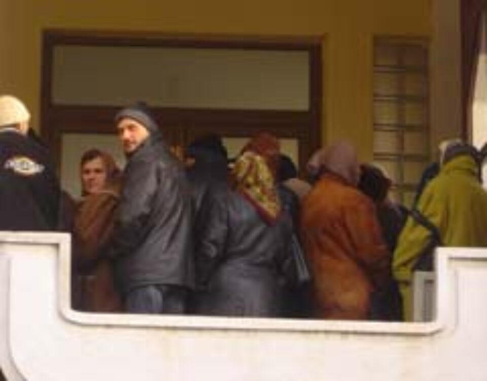 Sucevenii se „calcă în picioare” pentru a-și vinde acțiunile deținute la SIF Moldova