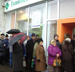 Pensionarii au sărbătorit Ziua Națională stînd la cozile de la farmaciile din centrul municipiului Suceava