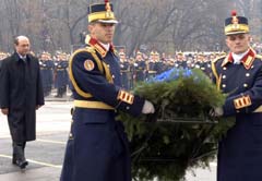 Președintele Băsescu a dat autografe de Ziua Națională