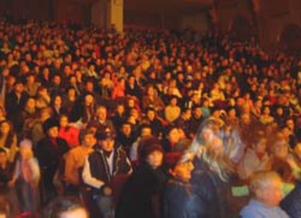 Peste o mie de suceveni au primit în dar de 1 Decembrie Spectacolul „Cînt și joc pe plai străbun”