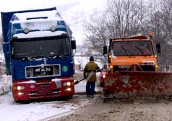 Zăpada căzută ieri a perturbat din nou traficul rutier