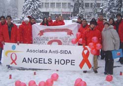 Asociația anti-SIDA Angels Hope a organizat ieri un miting pe traseul Primăria Suceava- Casa Culturii