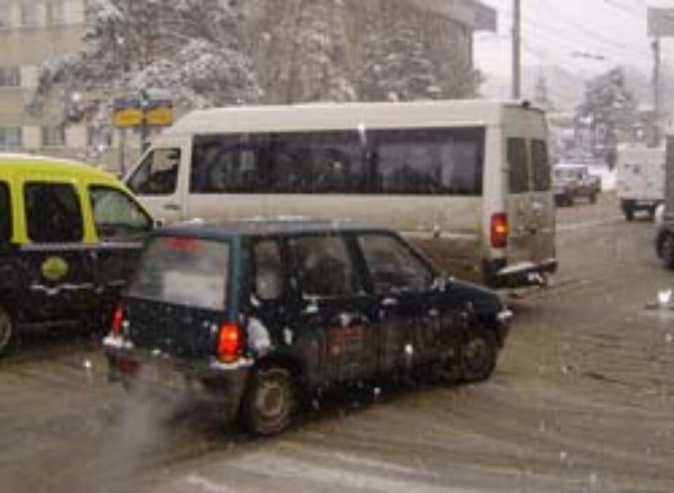 Zăpada căzută ieri a perturbat din nou traficul rutier