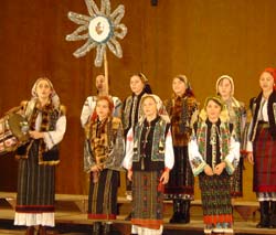 Zece coruri de copii, grupuri vocale și coruri parohiale din zona Sucevei s-au calificat la faza finală a Festivalului Concurs de Colinde „Astăzi s-a Născut Hristos”