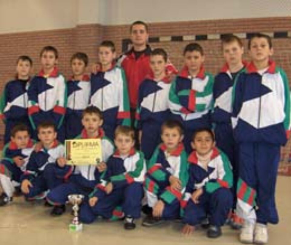 Grupa de copii 1994, împreună cu antrenorul Bogdan Boghian