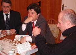 Grigore Leşe împreună cu ministrul secretar de stat Virgil Niţulescu şi consulul general Romeo Săndulescu