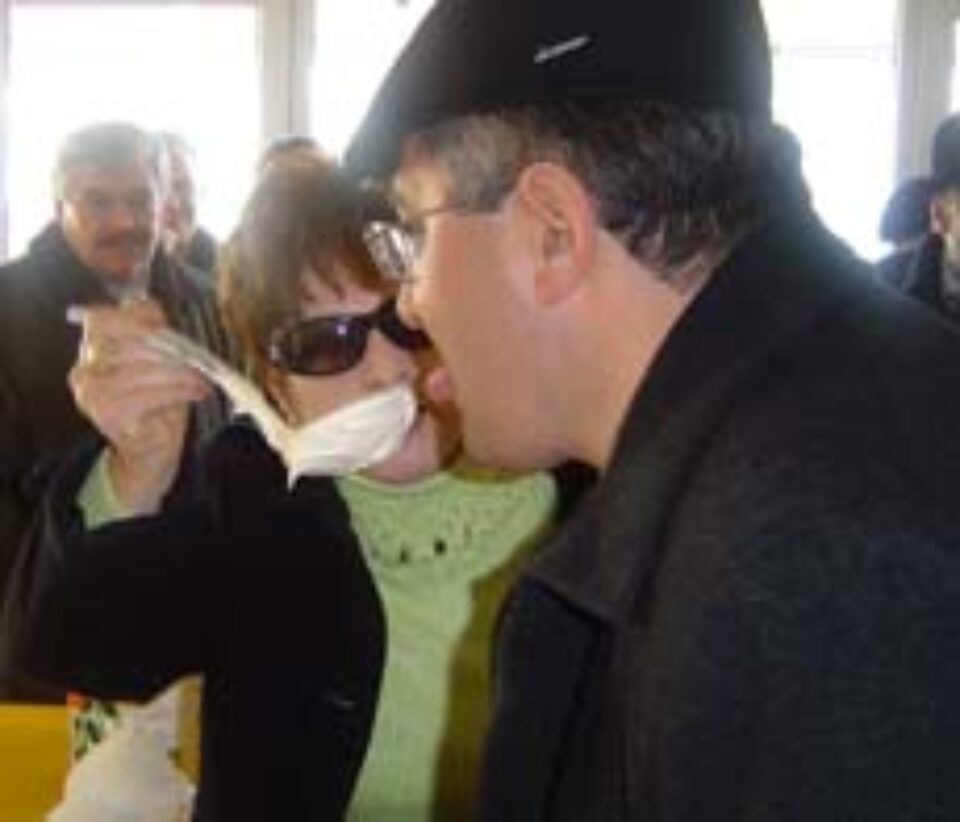 Primarul Ion Lungu, primul client al pieței agroalimentare inaugurate ieri în Obcini