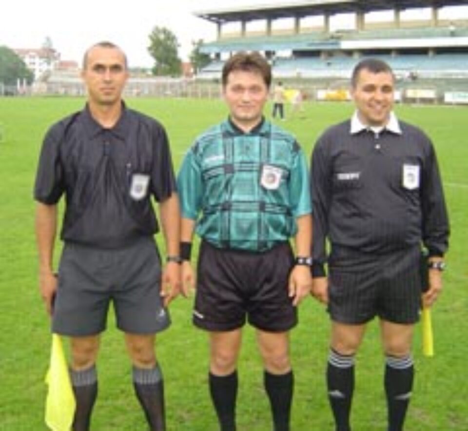 Arbitrii i-au înroșit și îngălbenit pe jucători