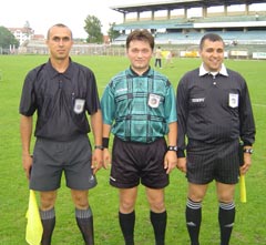 Arbitrii i-au înroșit și îngălbenit pe jucători