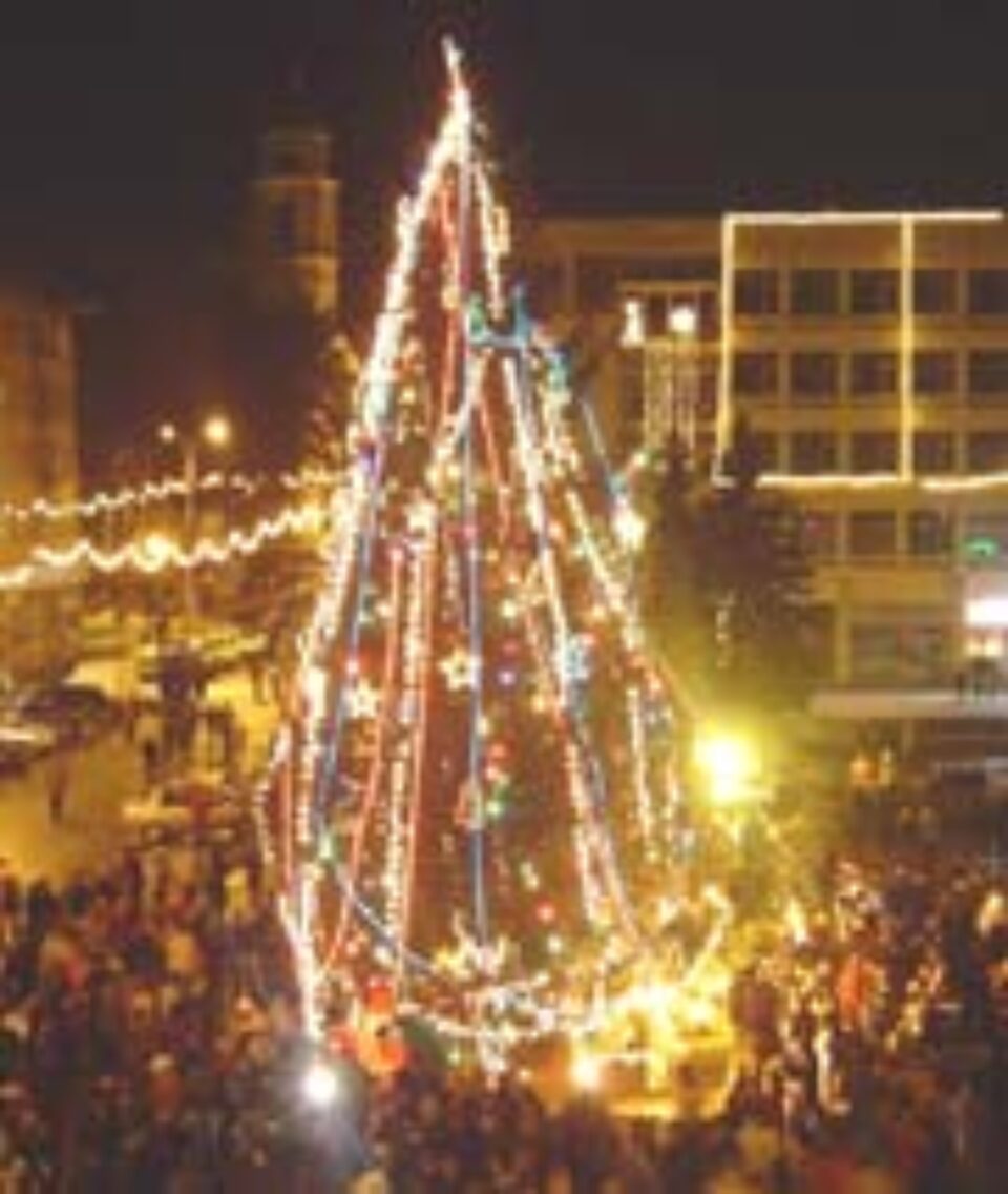 Copiii vor putea pune scrisori pentru Moș Crăciun la bradul din centrul Sucevei