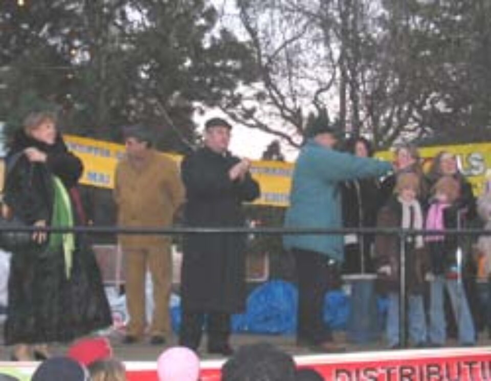 Sute de copii s-au bucurat de cadourile Moșului la deschiderea primului orășel al copiilor Sute de copii s-au bucurat de cadourile Moșului la deschiderea primului orășel al copiilor