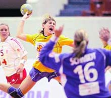 Handbalistele noastre se luptă astăzi pentru medalii