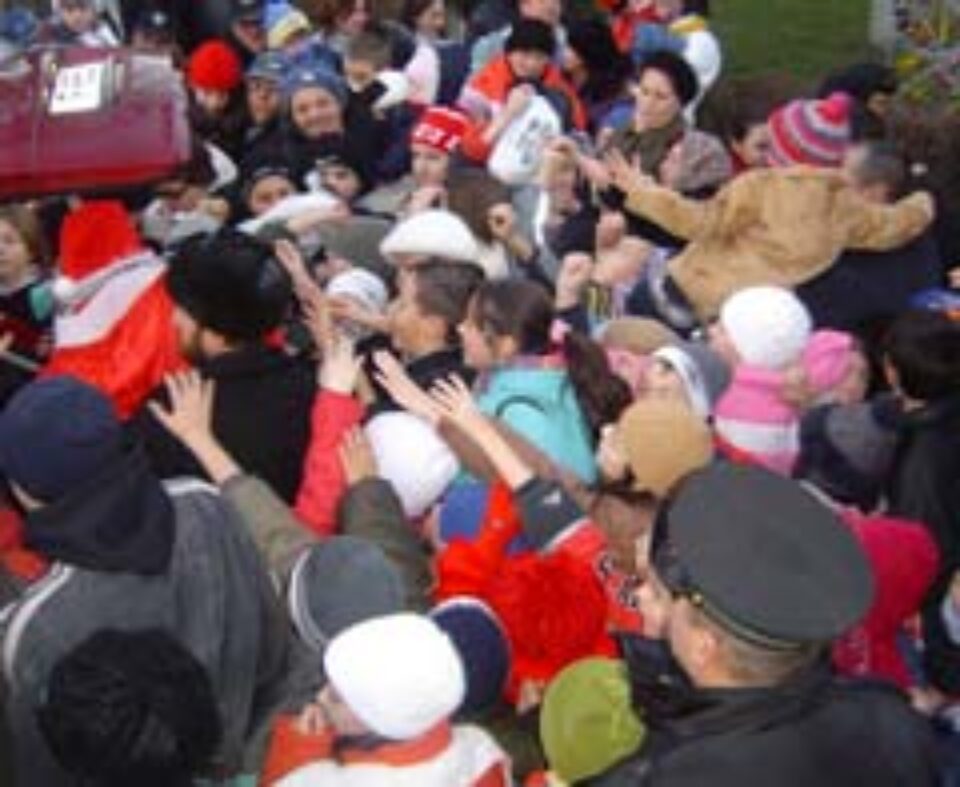 Moș Crăciun a venit cu mii de daruri pentru copiii din toate cartierele Sucevei