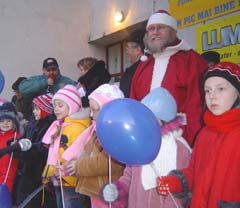 Moș Crăciun a venit cu mii de daruri pentru copiii din toate cartierele Sucevei