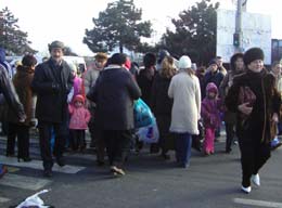 Isteria cumpărăturilor pentru sărbători provoacă haos pe străzi și în magazine