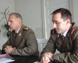 Şeful ISU Suceava, colonelul Lulcel Lulciuc, şi purtătorul de cuvânt al instituţiei, Emil Ţehaniuc