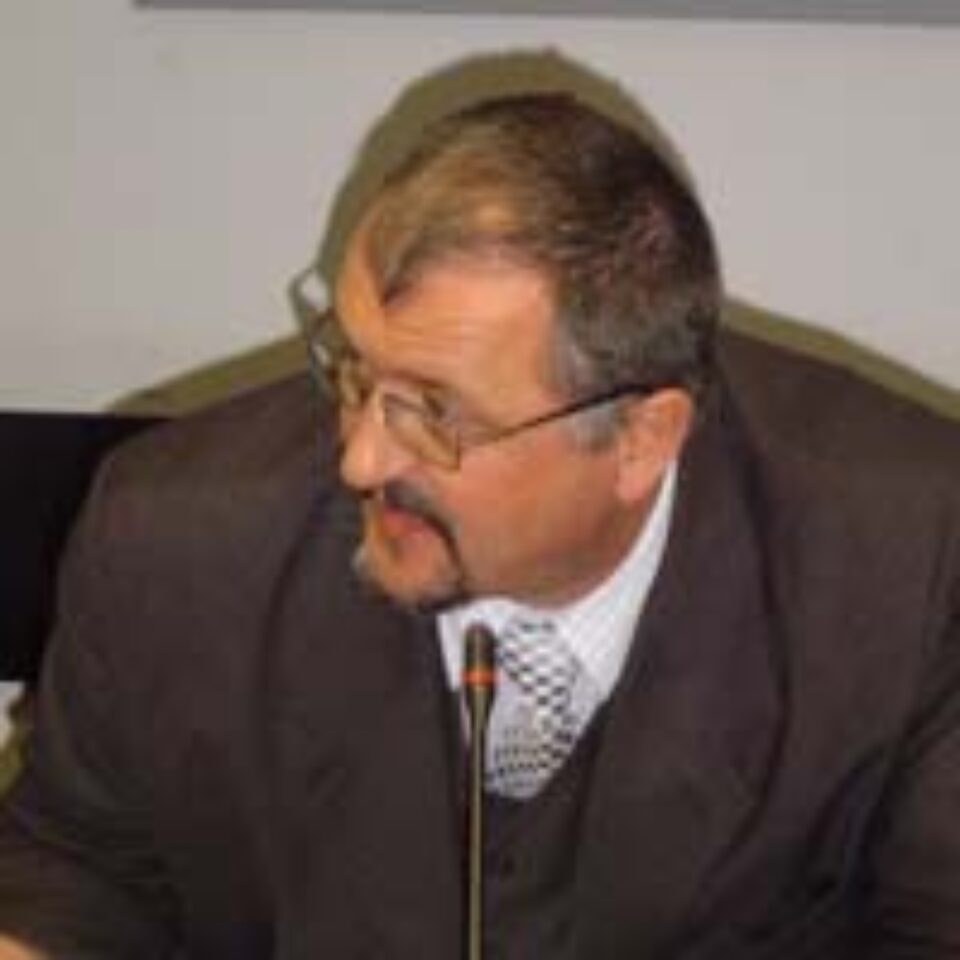 Prefectul Orest Onofrei a părăsit de două ori sala în care au avut loc dezbaterile