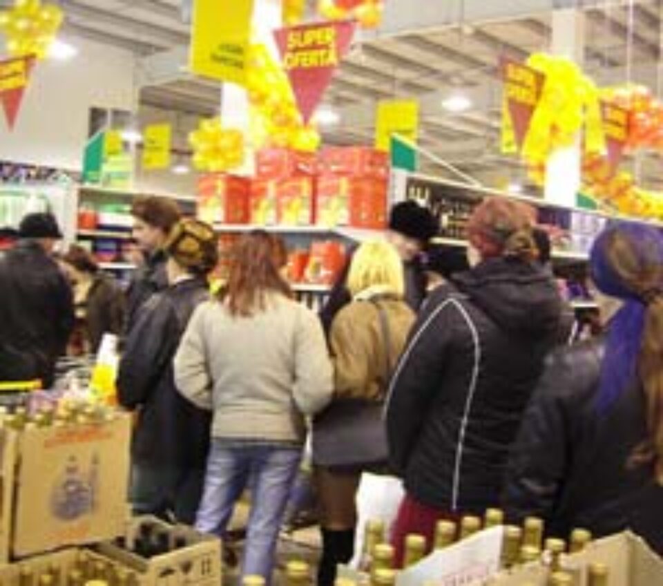 Isteria cumpărăturilor pentru sărbători provoacă haos pe străzi și în magazine