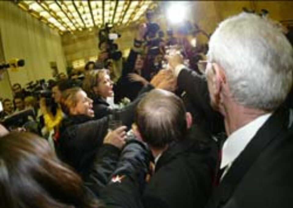 Naționala feminină de handbal întîmpinată de suporteri în Piața Universității