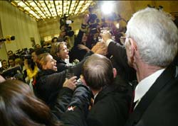 Naționala feminină de handbal întîmpinată de suporteri în Piața Universității