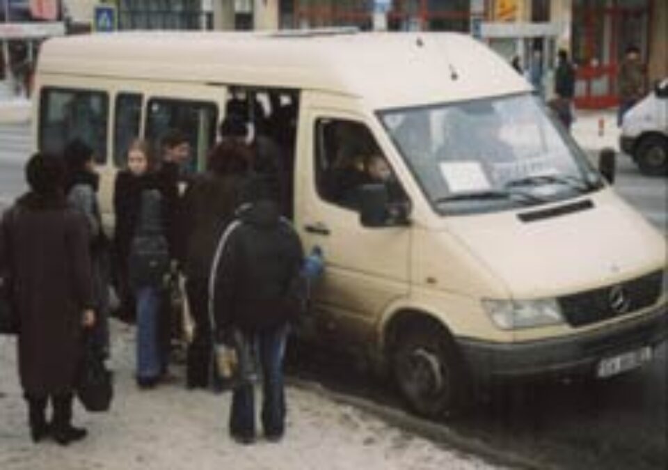 Polițiști deghizați printre călătorii din microbuze și autobuze