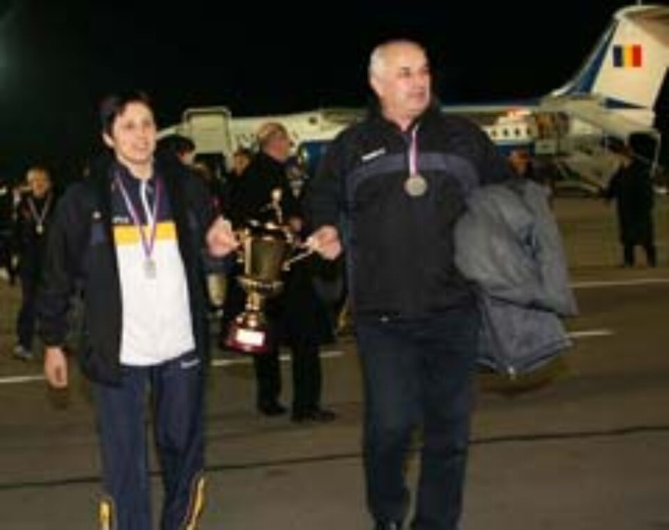 Naționala feminină de handbal întîmpinată de suporteri în Piața Universității