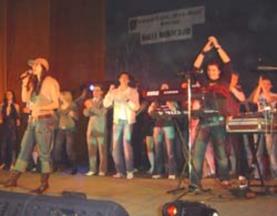 Atmosferă incendiară cu Trupa „Impact” la Balul Bobocilor 2005 – Colegiul Tehnic „Petru Mușat”