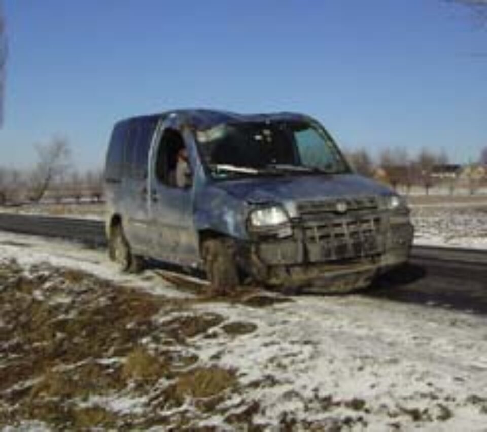 Mașină răsturnată de mai multe ori după ce a derapat din cauza poleiului