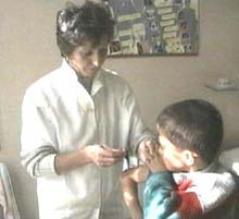 De frica rujeolei, părinții își duc la medic copiii pentru a fi vaccinați