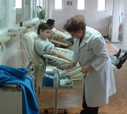 Sucevenii iau cu asalt Centrul de Transfuzii Sangvine pentru a avea mîncare de sărbători