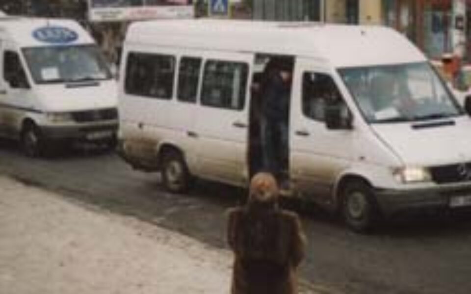 Peste 100 de maxi-taxi pirat circulă prin municipiul Suceava