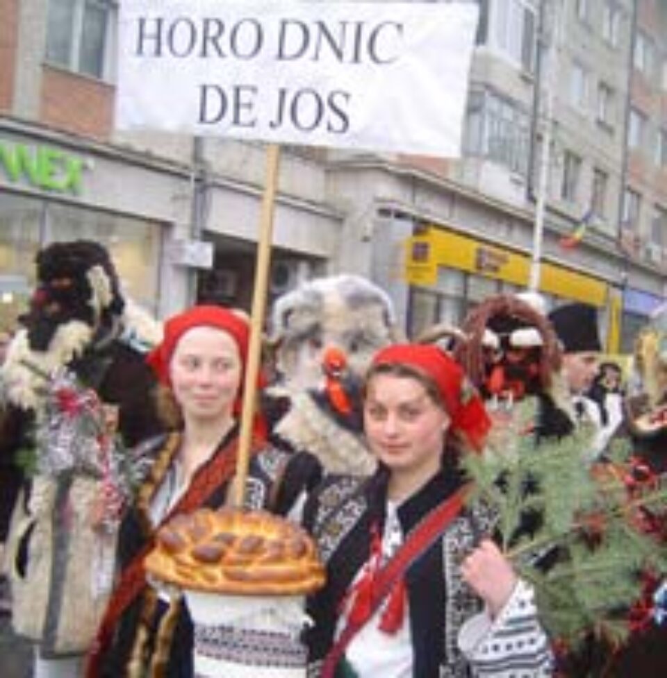 Mii de suceveni au participat ieri la spectacolul de datini și obiceiuri populare „Plugul datinii străbune” Mii de suceveni au participat ieri la spectacolul de datini și obiceiuri populare „Plugul datinii străbune”