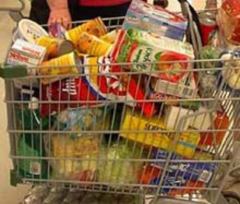 Coșul de sărbători se umple de ciocolată, șampanie și deodorante