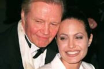 Tatăl Angelinei Jolie a binecuvântat relația ei cu Brad Pitt