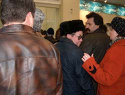 După ce au chefuit de Sărbători, sucevenii și-au început Anul Nou stînd la cozi