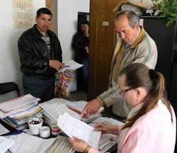 Sucevenii mai au de încasat aproape opt miliarde de lei vechi de la finanțe