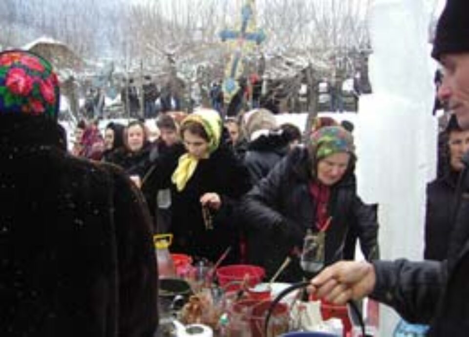 Călăreți, buciumași, colindători și cruce de gheață la Boboteaza de la Negrileasa