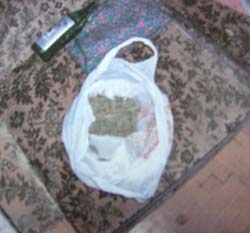 Una dintre pungile cu cannabis