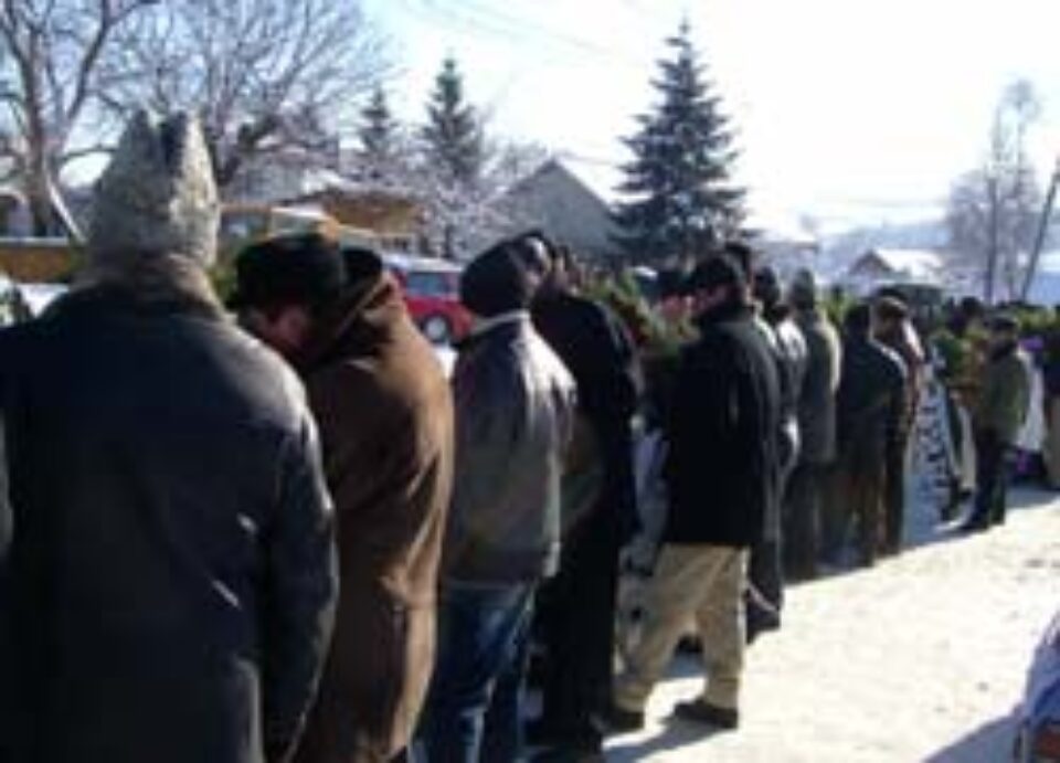 Tînărul decedat la o clinică din Iași din cauza unor leziuni nedepistate de medicii suceveni a fost condus pe ultimul drum Tînărul decedat la o clinică din Iași din cauza unor leziuni nedepistate de medicii suceveni a fost condus pe ultimul drum