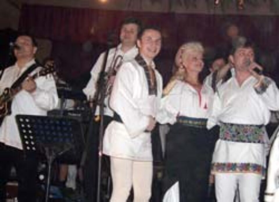 Tradiții reînviate la „Balul gospodarilor” de la Mănăstirea Humorului Tradiții reînviate la „Balul gospodarilor” de la Mănăstirea Humorului