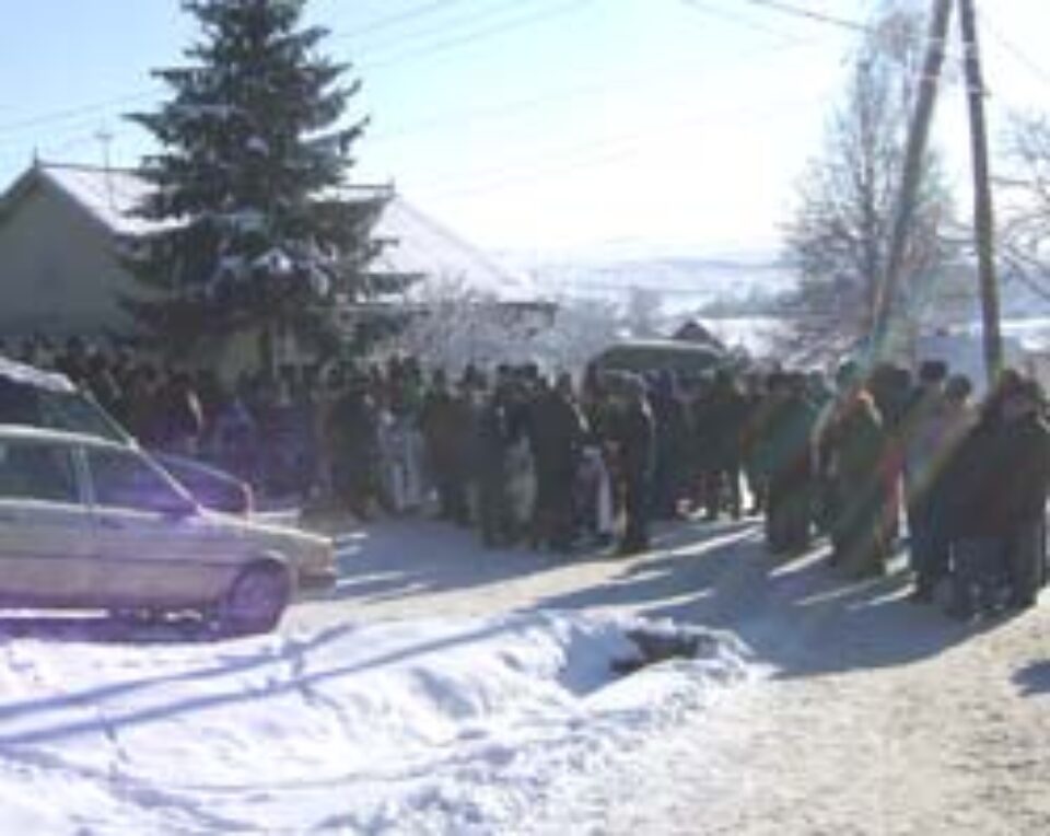 Tînărul decedat la o clinică din Iași din cauza unor leziuni nedepistate de medicii suceveni a fost condus pe ultimul drum