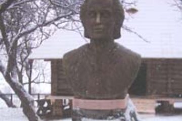 Bustul lui Eminescu realizat de sculptorul Marcel Mănăstireanu la Călineşti-Cuparencu