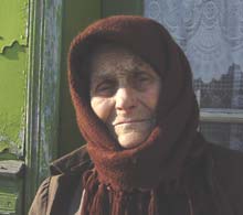 Un fost polițist își bate sistematic mama de 77 de ani