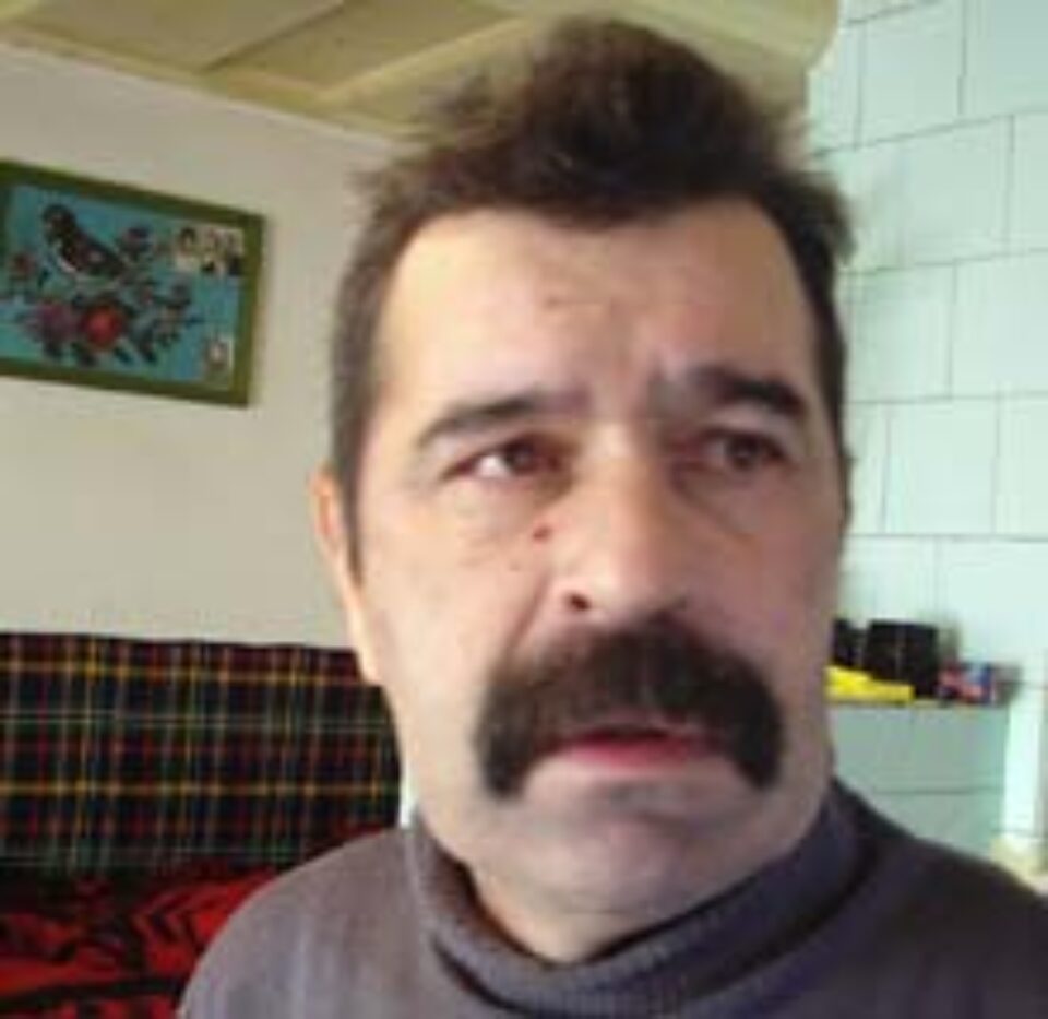 Un fost polițist își bate sistematic mama de 77 de ani