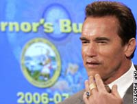 Schwarzenegger arătînd presei copcile de la buză