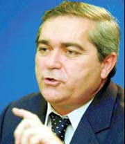 Ministrul Muncii le promite mamelor că le va scuti de statul la cozi pentru indemnizații