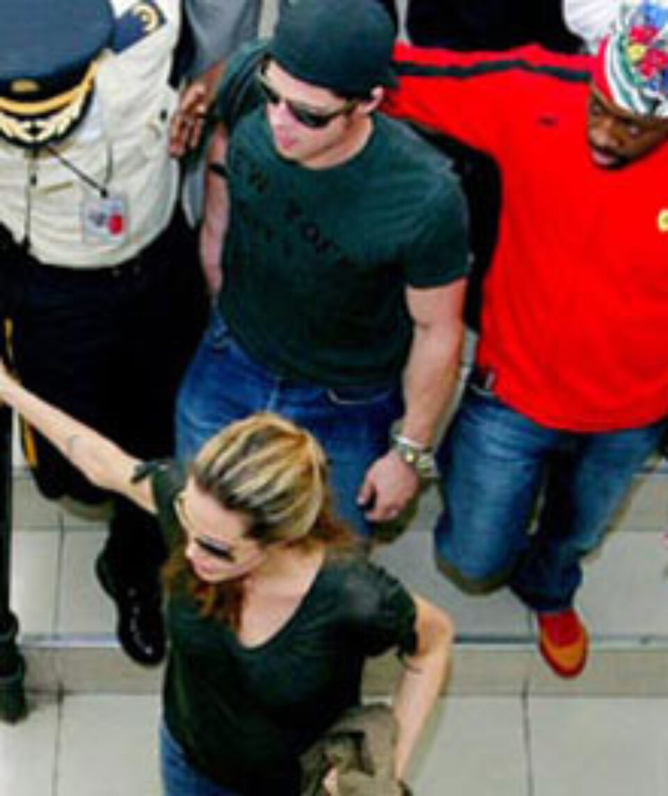 Angelina Jolie și Brad Pitt în Haiti pentru o cauză umanitară Angelina Jolie și Brad Pitt în Haiti pentru o cauză umanitară